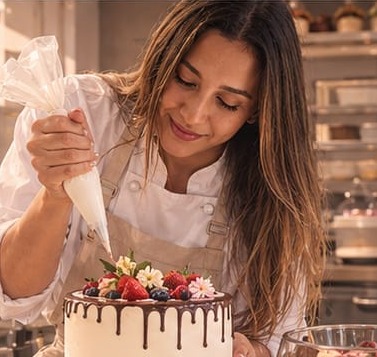 Decorando un pastel con crema y frutas